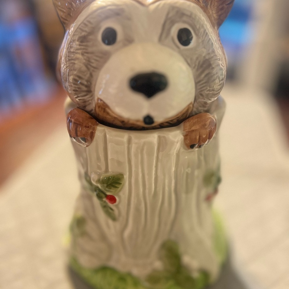 RACCOON COOKIE JAR IN A TREE STUMP VINTAGE 10.5"X 7.5" CERAMIC